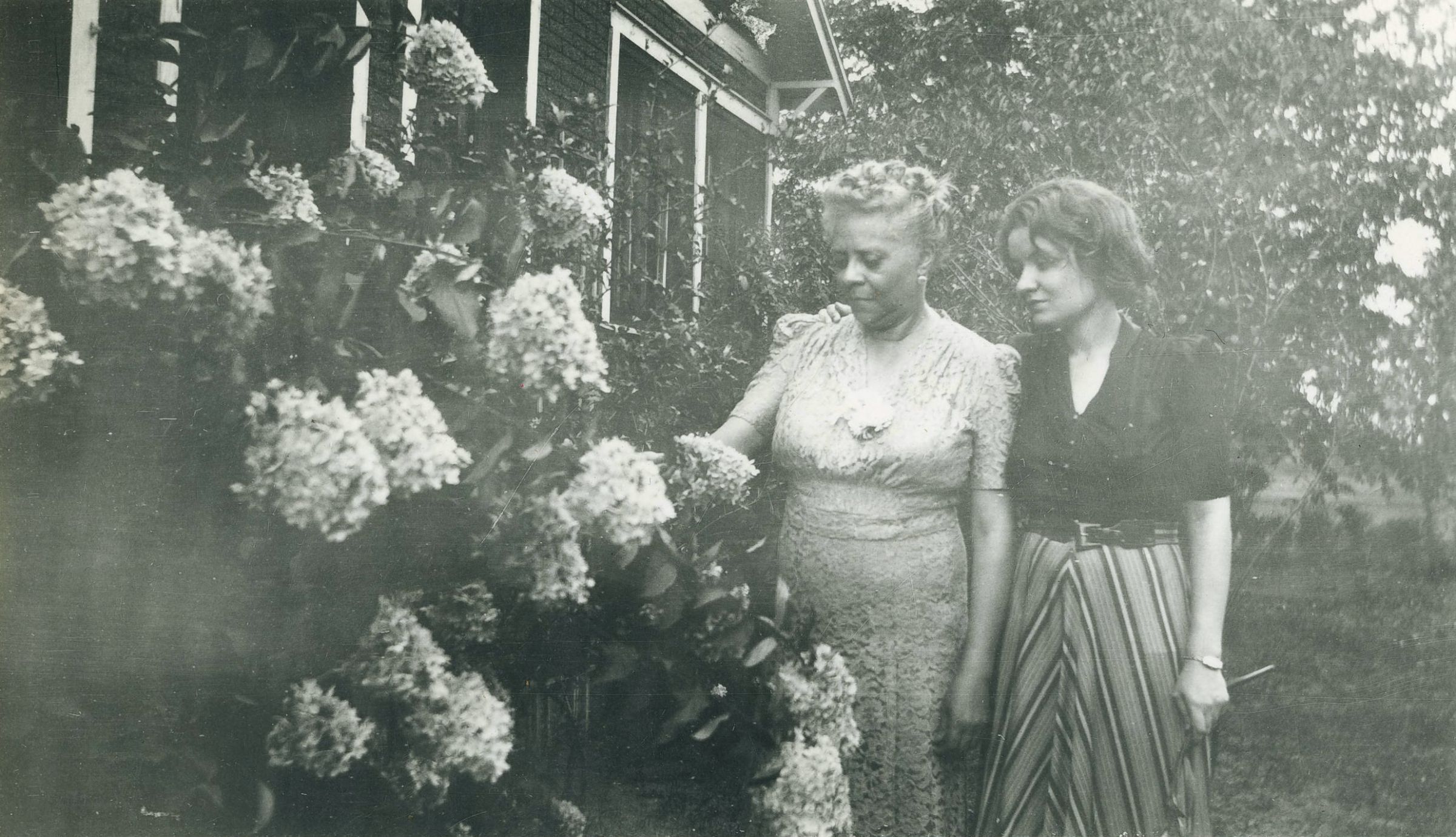 Price with daughter Florence Louise Robinson in the garden at her summer house in St Anne, Illinois © University of Arkansas Libraries, Fayetteville
