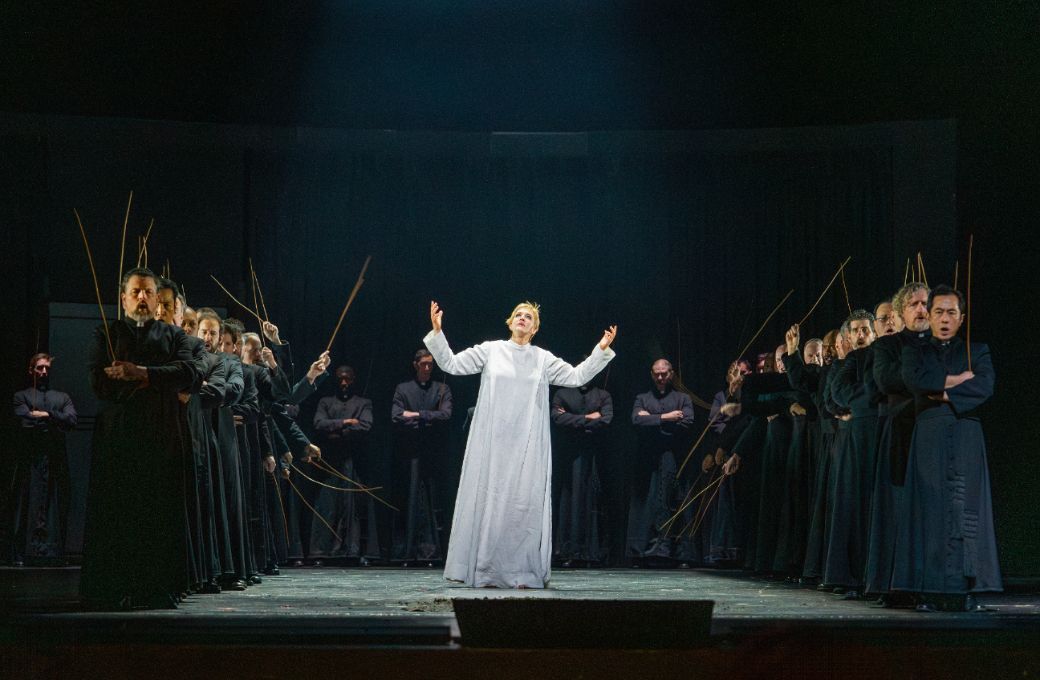 Lise Davidsen (Leonora) and chorus &copy; Karen Almond | Met Opera