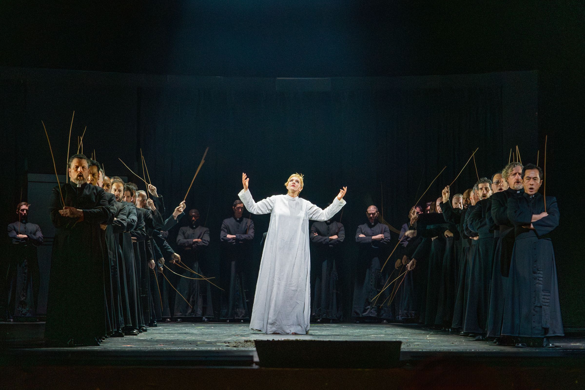 Lise Davidsen (Leonora) and chorus &copy; Karen Almond | Met Opera
