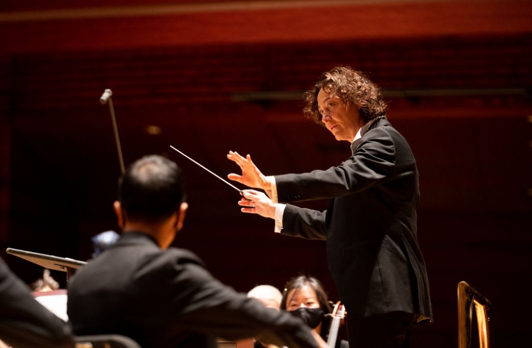 Nathalie Stutzmann conducting the Philadelphia Orchestra &copy; Margo Reed
