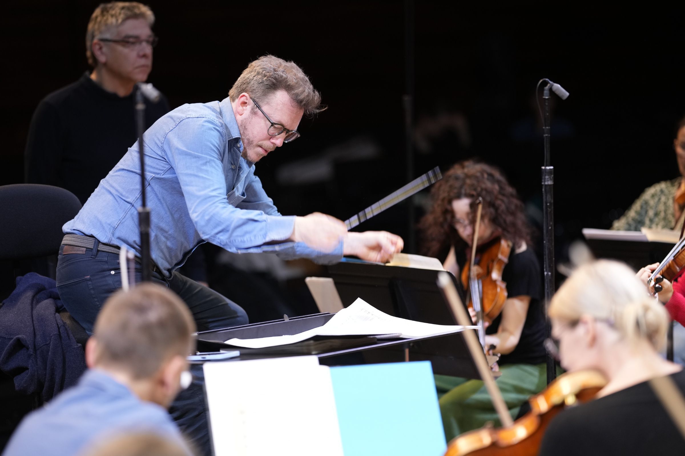 Daniel Harding en répétition avec le Philhar', sous l'œil attentif d'Éric Tanguy © Christophe Abramowitz / Radio France