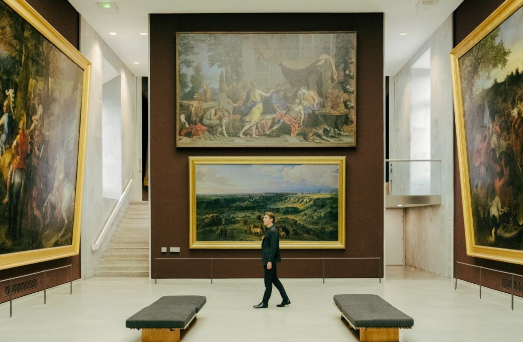 Klaus Mäkelä dans la salle Charles Le Brun du musée du Louvre &copy; M. Benguigui / Pasco and co
