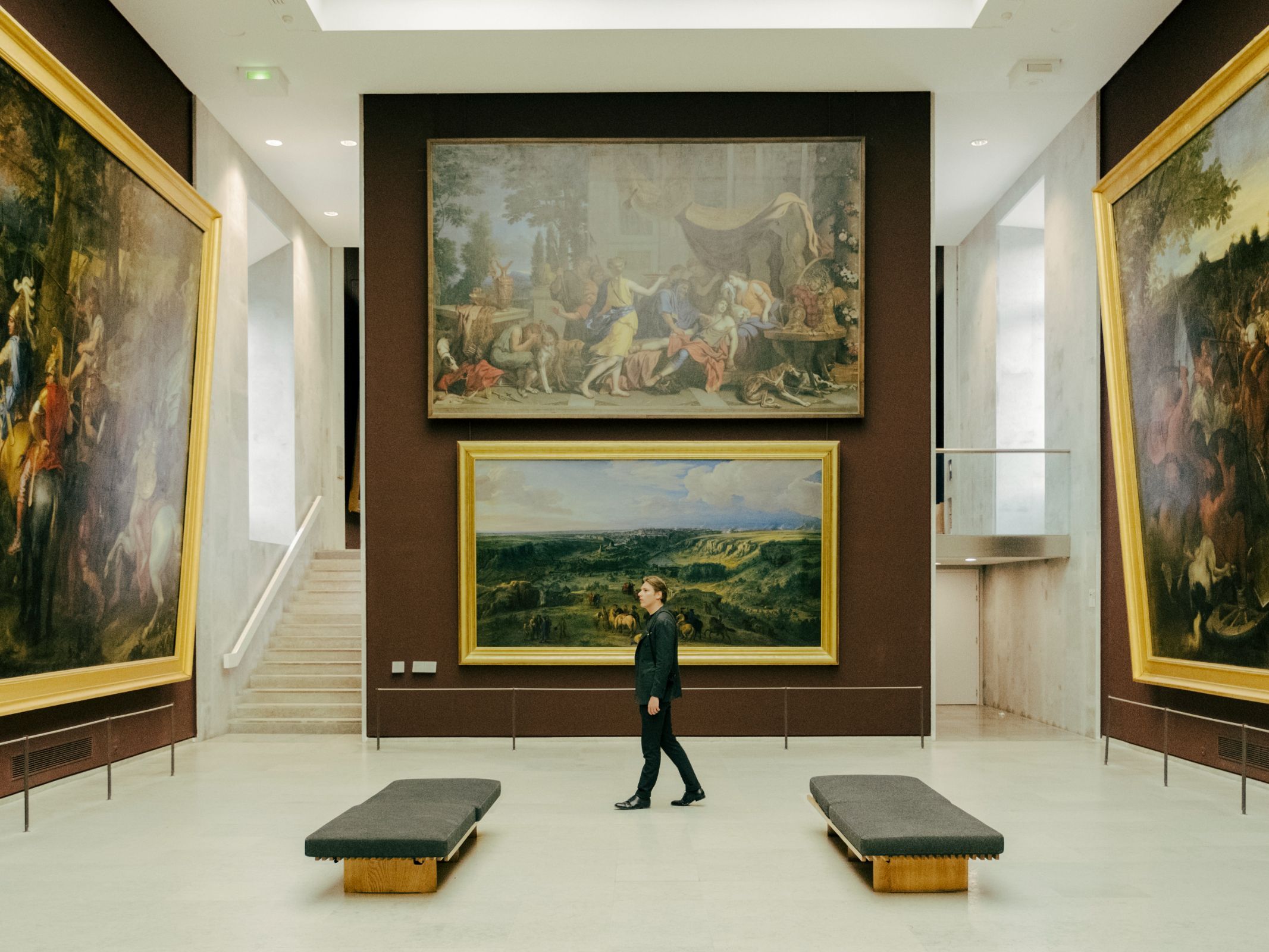 Klaus Mäkelä dans la salle Charles Le Brun du musée du Louvre &copy; M. Benguigui / Pasco and co