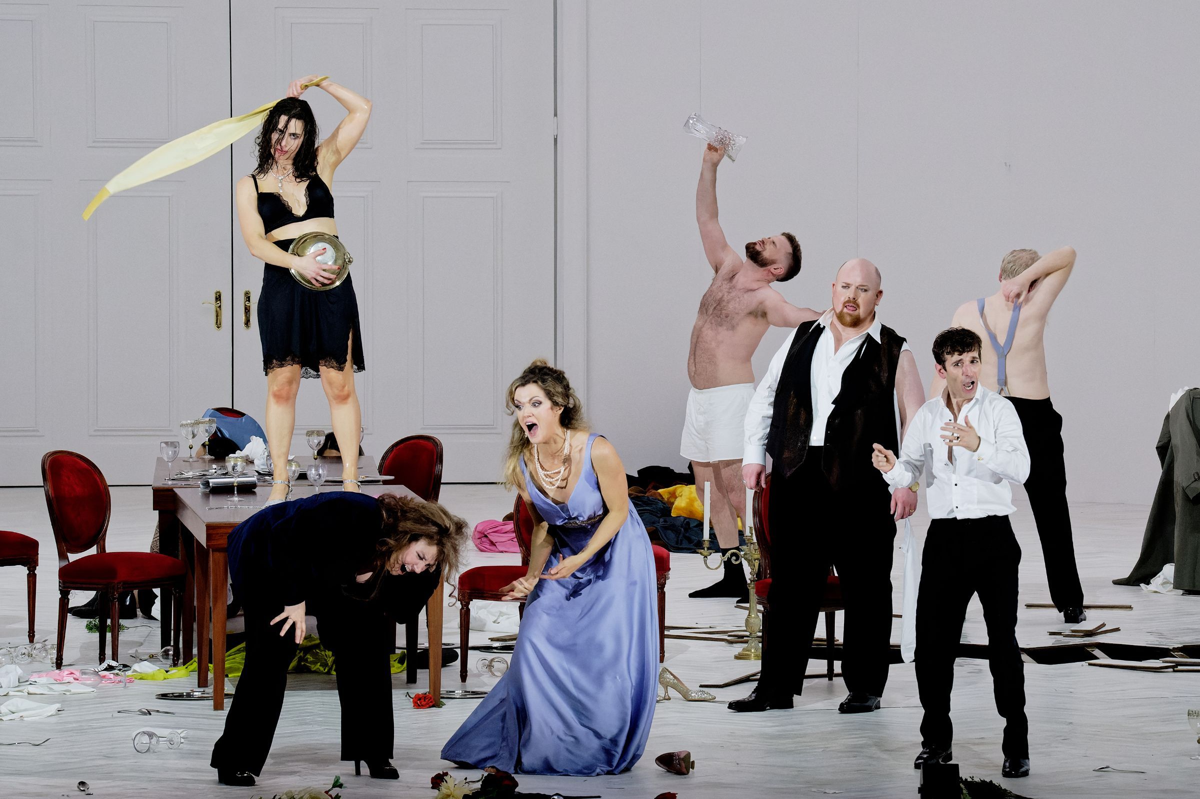 <i>The Exterminating Angel</i> at the Opéra de Paris &copy; Agathe Poupeney / Opéra national de Paris