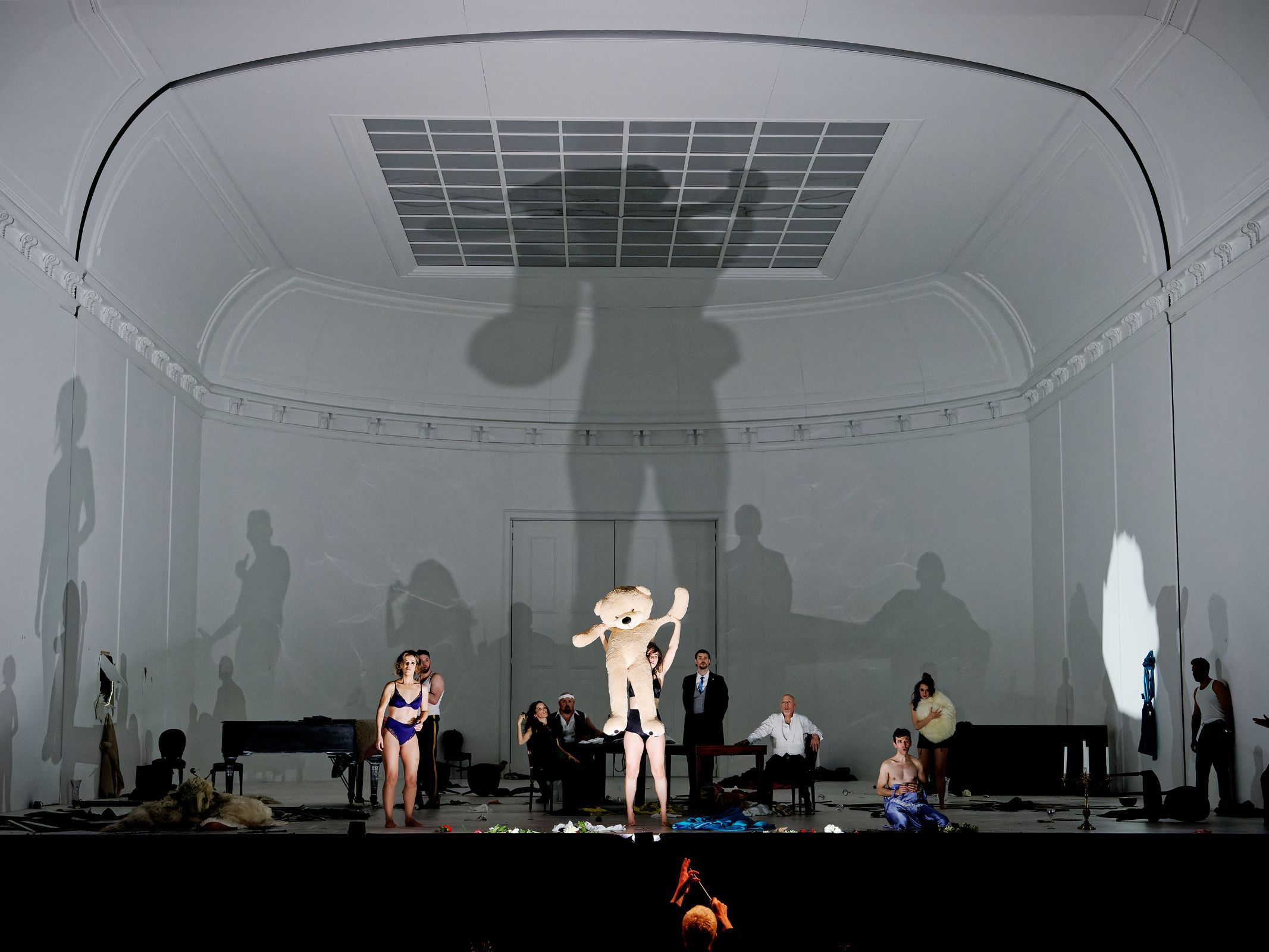 <i>The Exterminating Angel</i> at the Opéra de Paris &copy; Agathe Poupeney / Opéra national de Paris