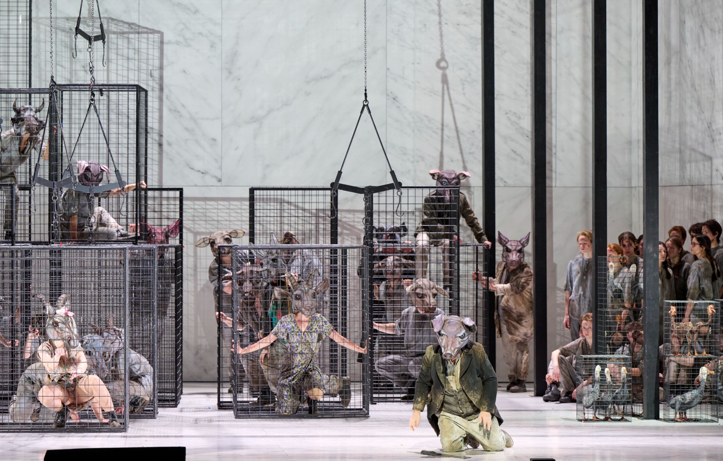 Holly Flack (Mollie), Isabel Signoret (Muriel) und Gennady Bezzubenkov (Old Major) &copy; Wiener Staatsoper | Michael Pöhn