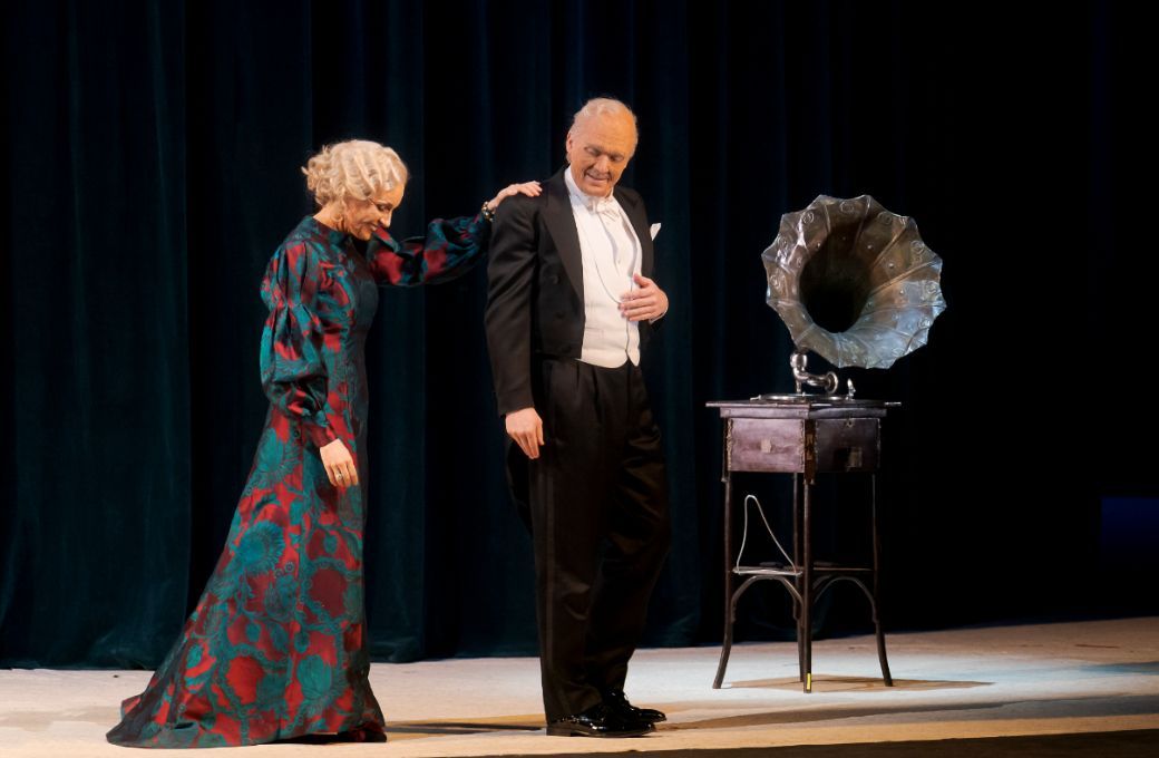 Anett Fritsch (Hanna Glawari) und Daniel Schmutzhard (Graf Danilo Danilowitsch) © Werner Kmetitsch | Volksoper Wien