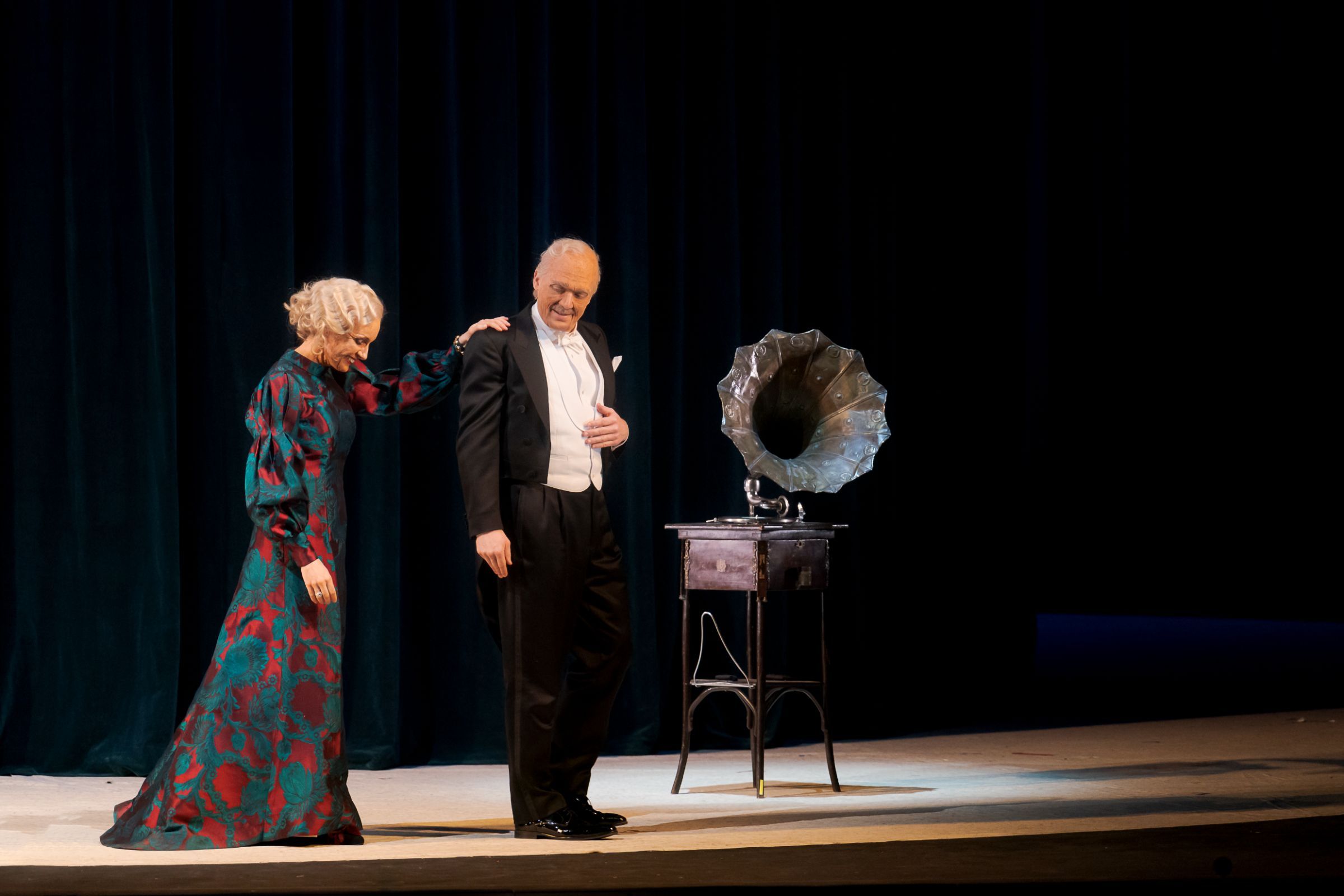 Anett Fritsch (Hanna Glawari) und Daniel Schmutzhard (Graf Danilo Danilowitsch) &copy; Werner Kmetitsch | Volksoper Wien