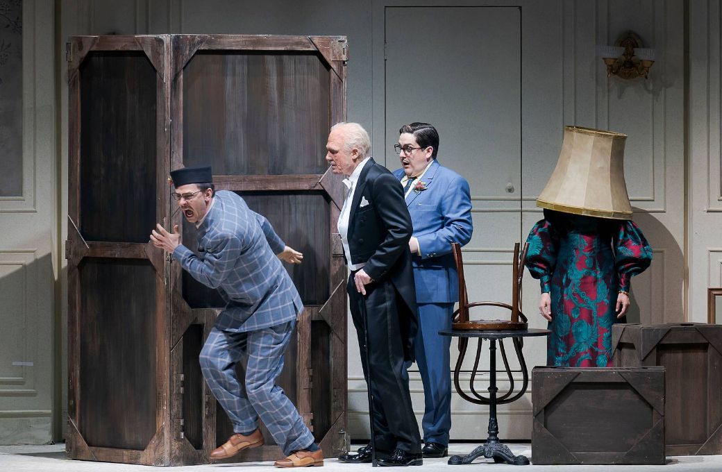 Szymon Komasa (Baron Mirko Zeta), Daniel Schmutzhard und Jakob Semotan (Njegus), Anett Fritsch &copy; Werner Kmetitsch | Volksoper Wien