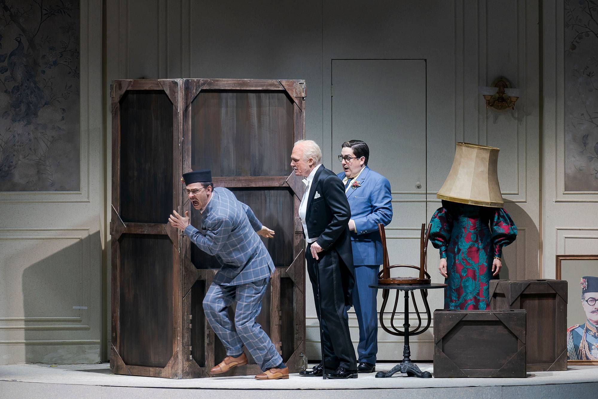 Szymon Komasa (Baron Mirko Zeta), Daniel Schmutzhard und Jakob Semotan (Njegus), Anett Fritsch &copy; Werner Kmetitsch | Volksoper Wien