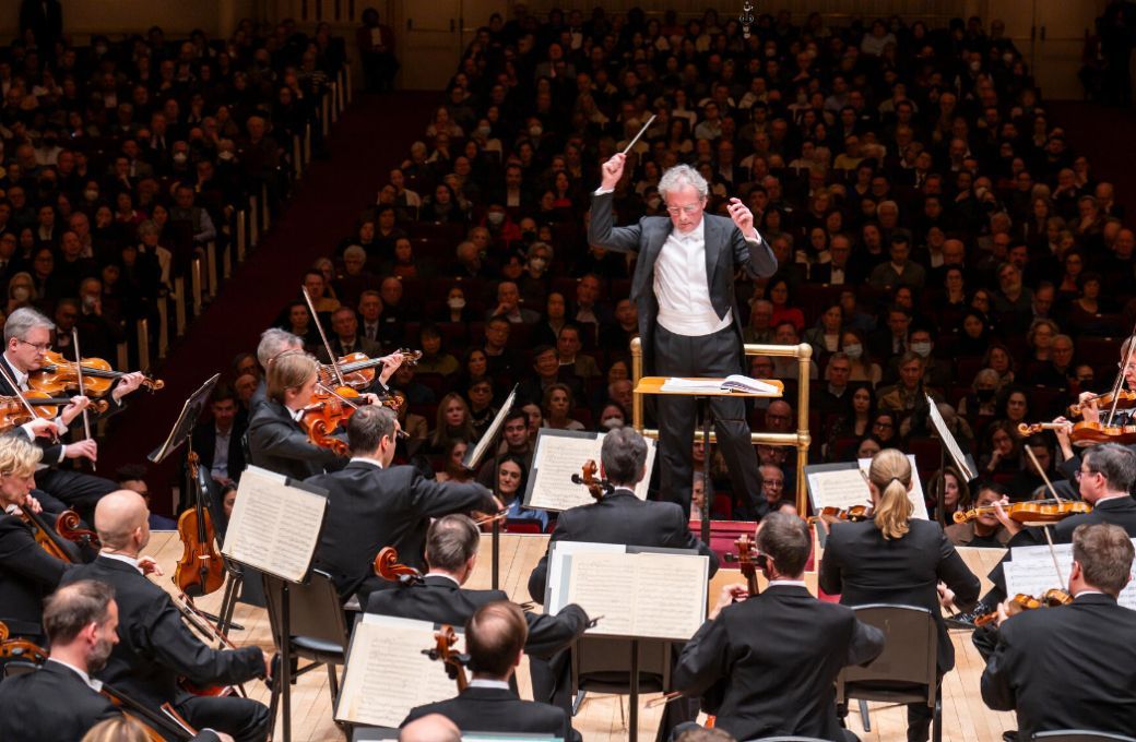 Franz Welser-Möst conducts the Vienna Philharmonic in Carnegie Hall © Chris Lee