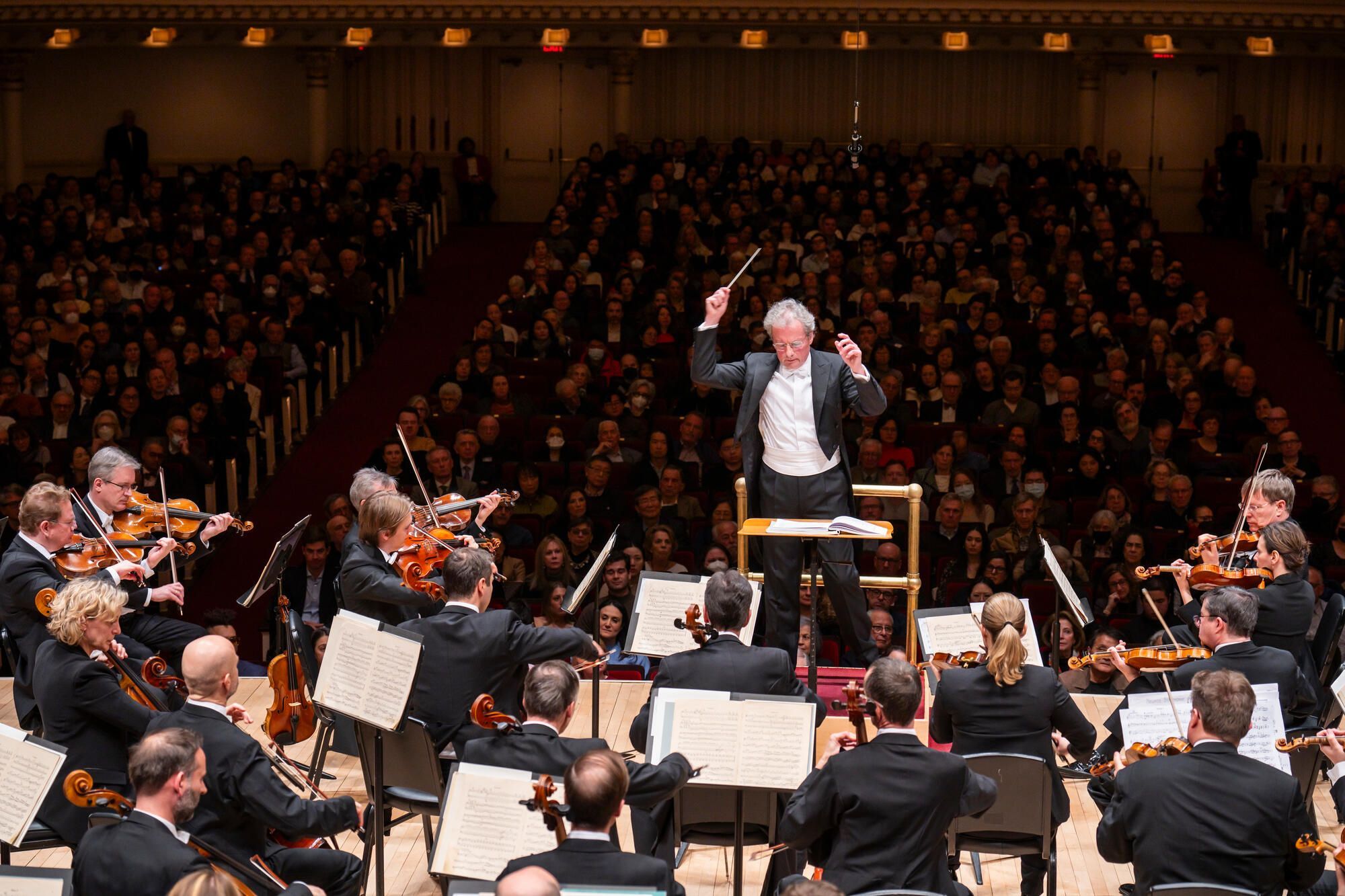 Franz Welser-Möst conducts the Vienna Philharmonic in Carnegie Hall © Chris Lee