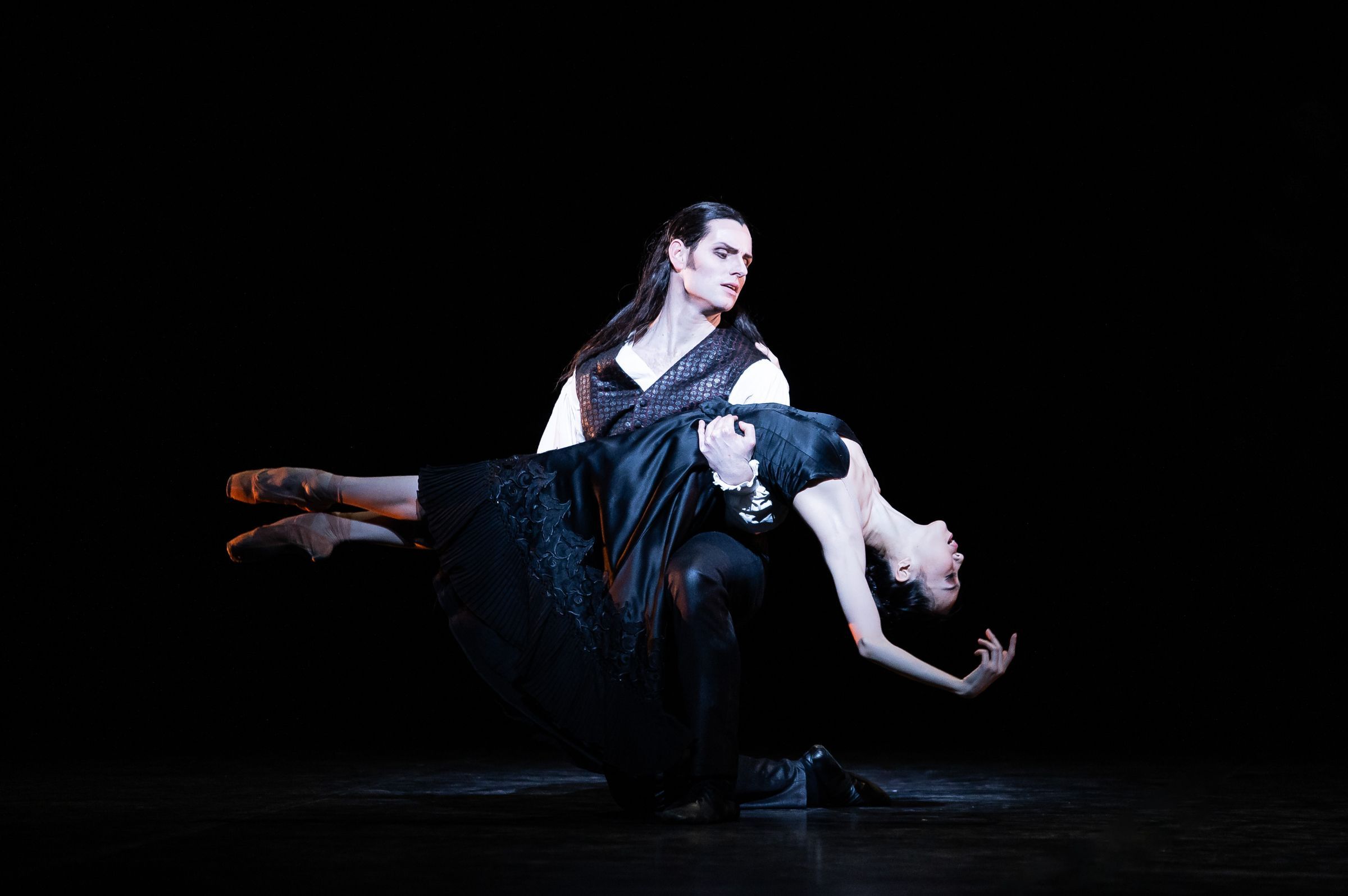 Michal Krčmář and Zhiyao Chen in Krzysztof Pastor's <i>Dracula</i> &copy; Roosa Oksaharju