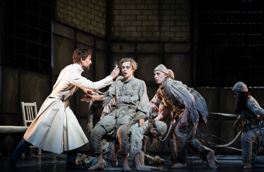Juntaro Coste, Atte Kilpinen and Nikolas Koskivirta in <i>Dracula</i> &copy; Roosa Oksaharju