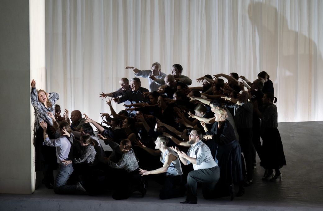 Paula Murrihy (Dejanira) and the Chorus of Komische Oper Berlin &copy; Monika Rittershaus