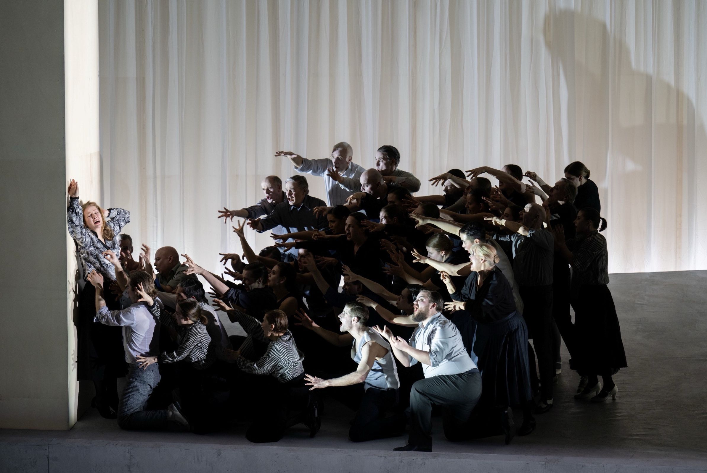 Paula Murrihy (Dejanira) and the Chorus of Komische Oper Berlin &copy; Monika Rittershaus