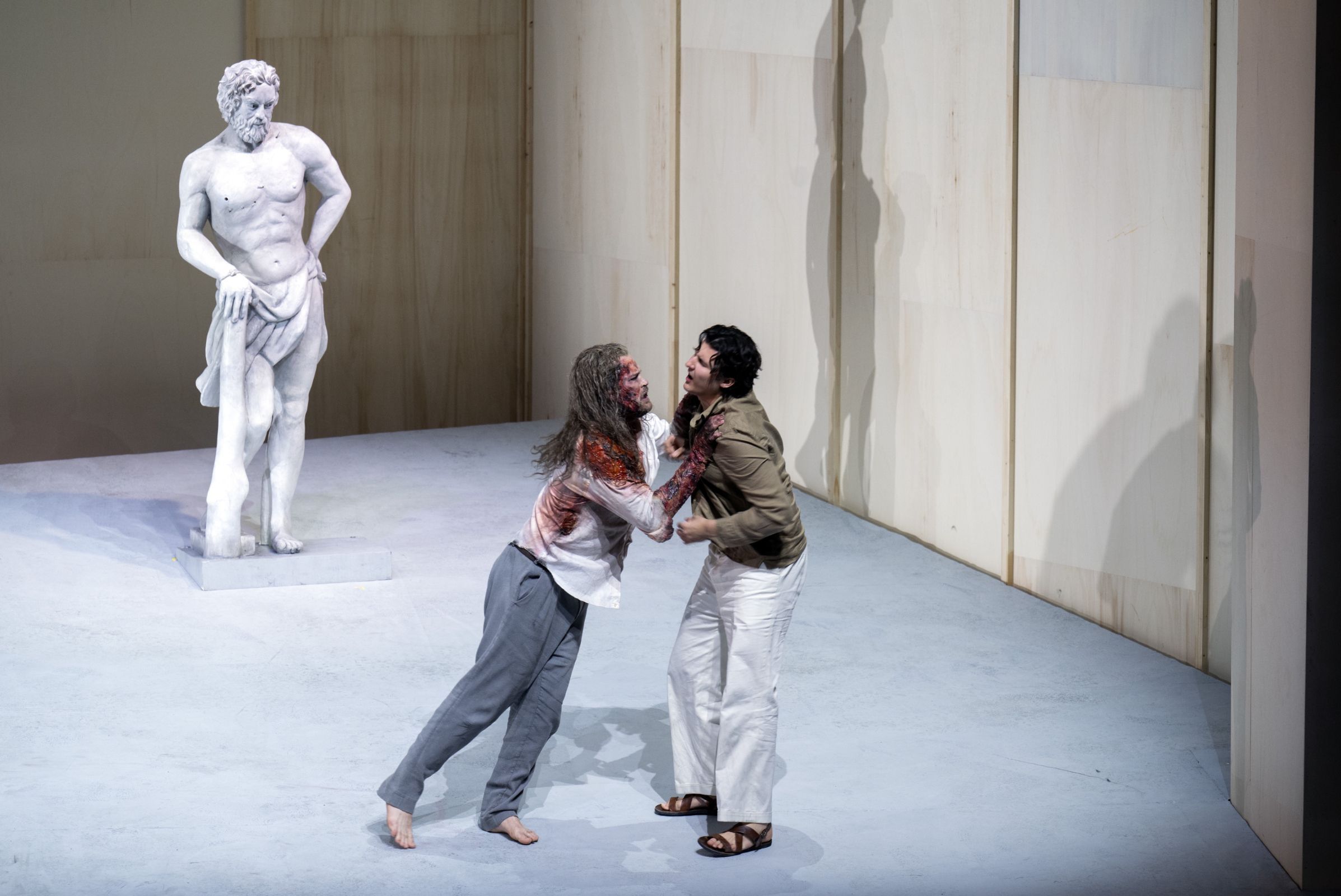 Brandon Cedel (Hercules) and Caspar Singh (Hyllus) &copy; Monika Rittershaus