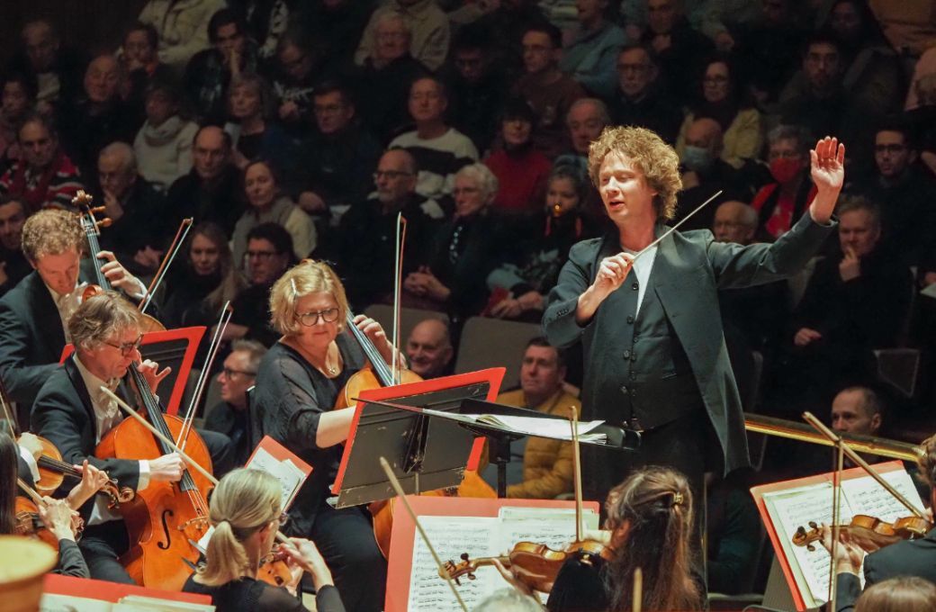 Santtu-Matias Rouvali conducts the Philharmonia © Sisi Burn (2023)