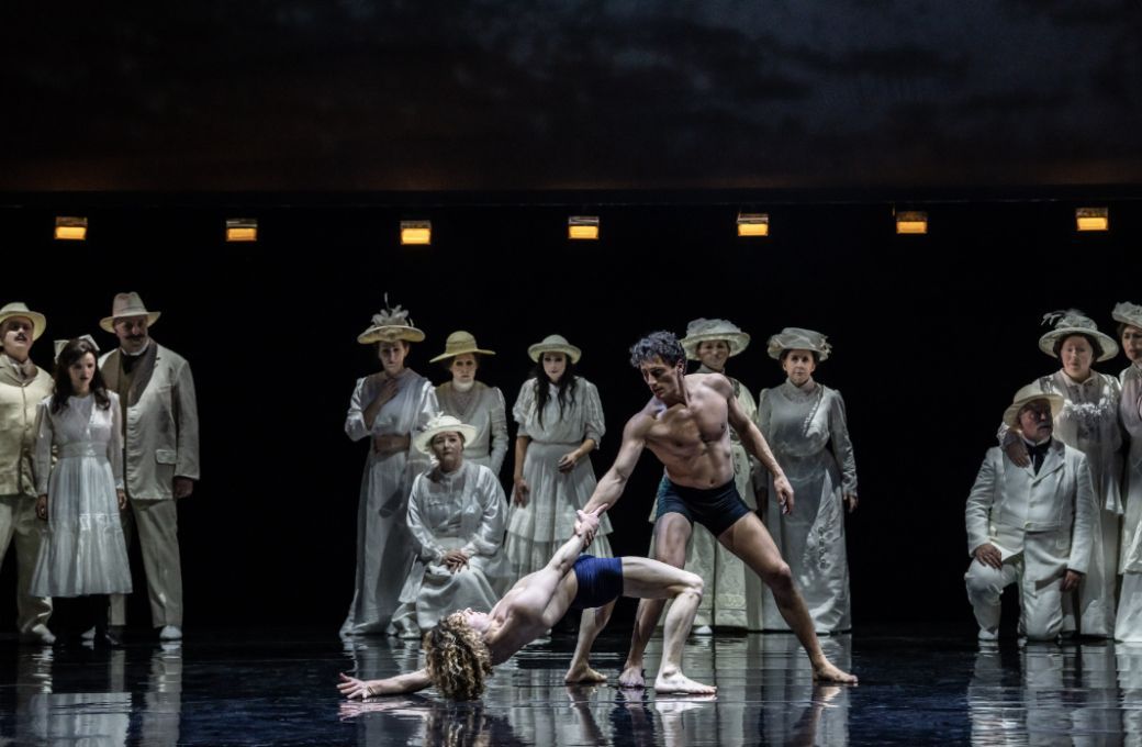 Antony César (Tadzio), Riccardo Frederico Saggese (Jaschiu) and ensemble © Johan Persson