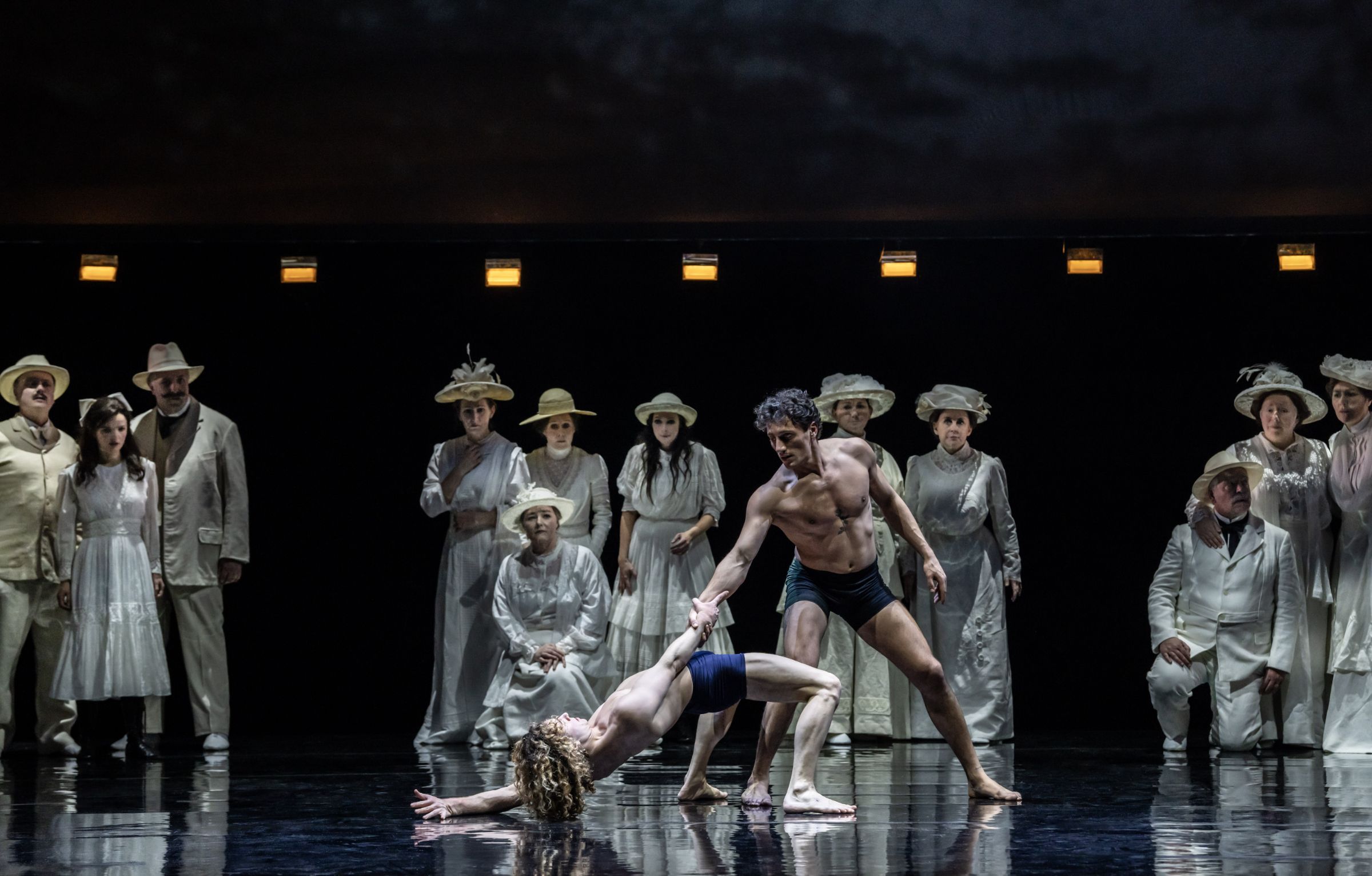 Antony César (Tadzio), Riccardo Frederico Saggese (Jaschiu) and ensemble © Johan Persson