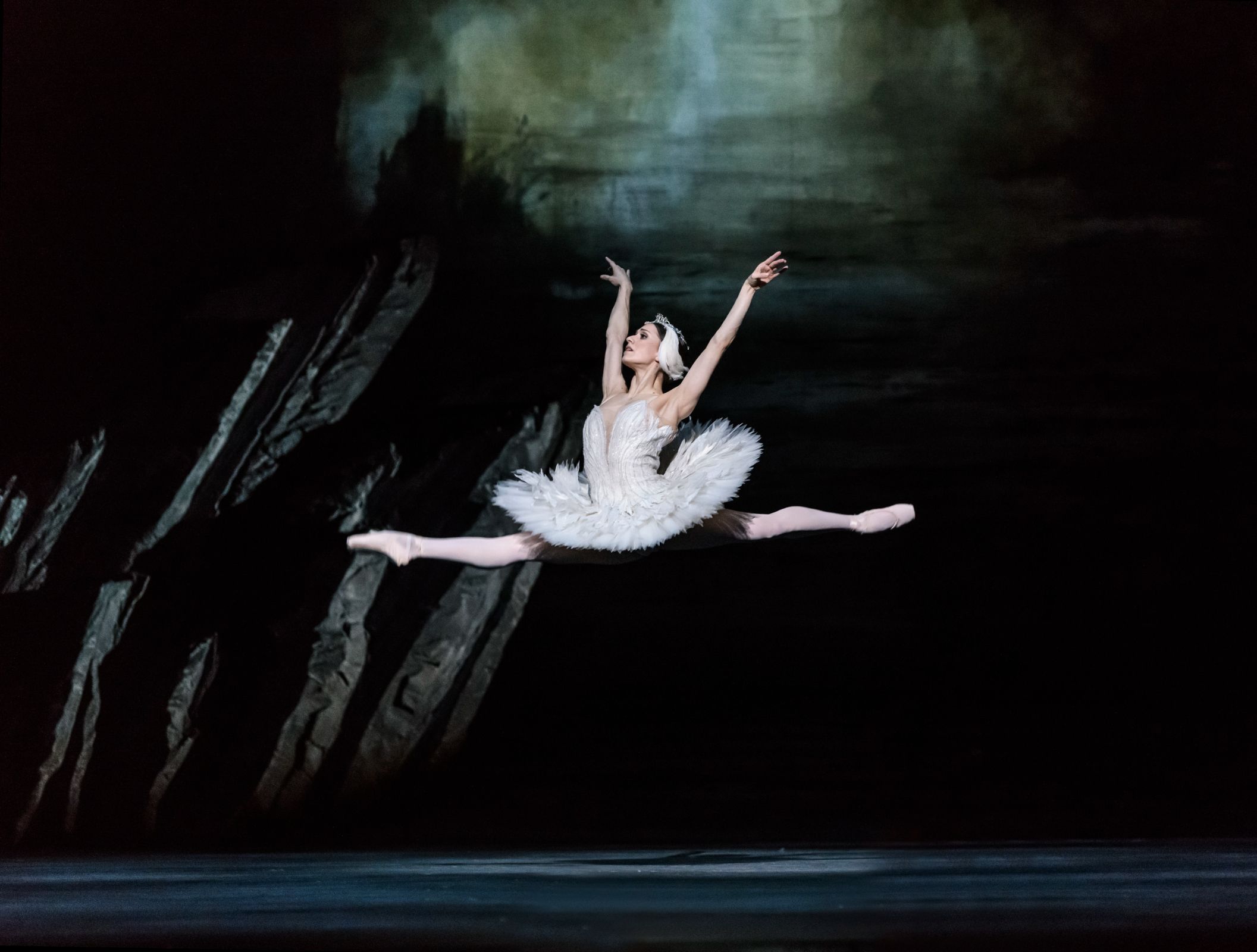 Marianela Nuñez as Odette in Liam Scarlett's <i>Swan Lake</i> &copy; Bill Cooper