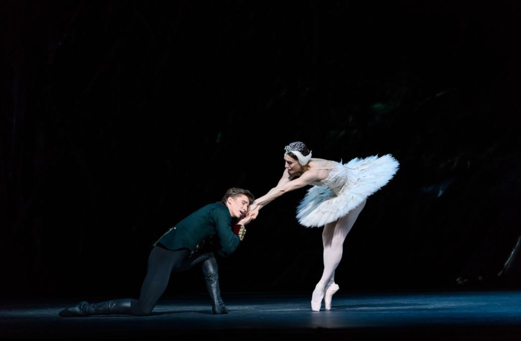 Vadim Muntagirov as Siegfried and Marianela Nu&ntilde;ez as Odette in Liam Scarlett's <i>Swan Lake</i> &copy; Bill Cooper