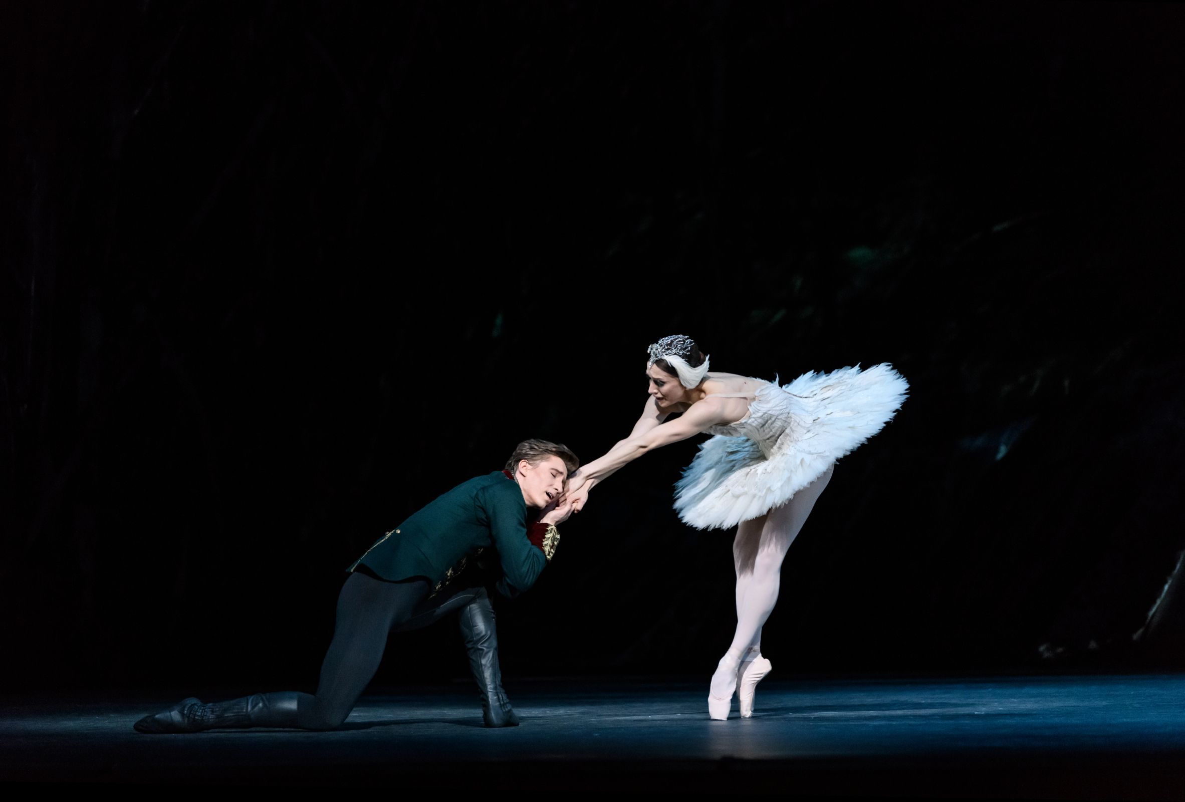 Vadim Muntagirov as Siegfried and Marianela Nuñez as Odette in Liam Scarlett's <i>Swan Lake</i> &copy; Bill Cooper