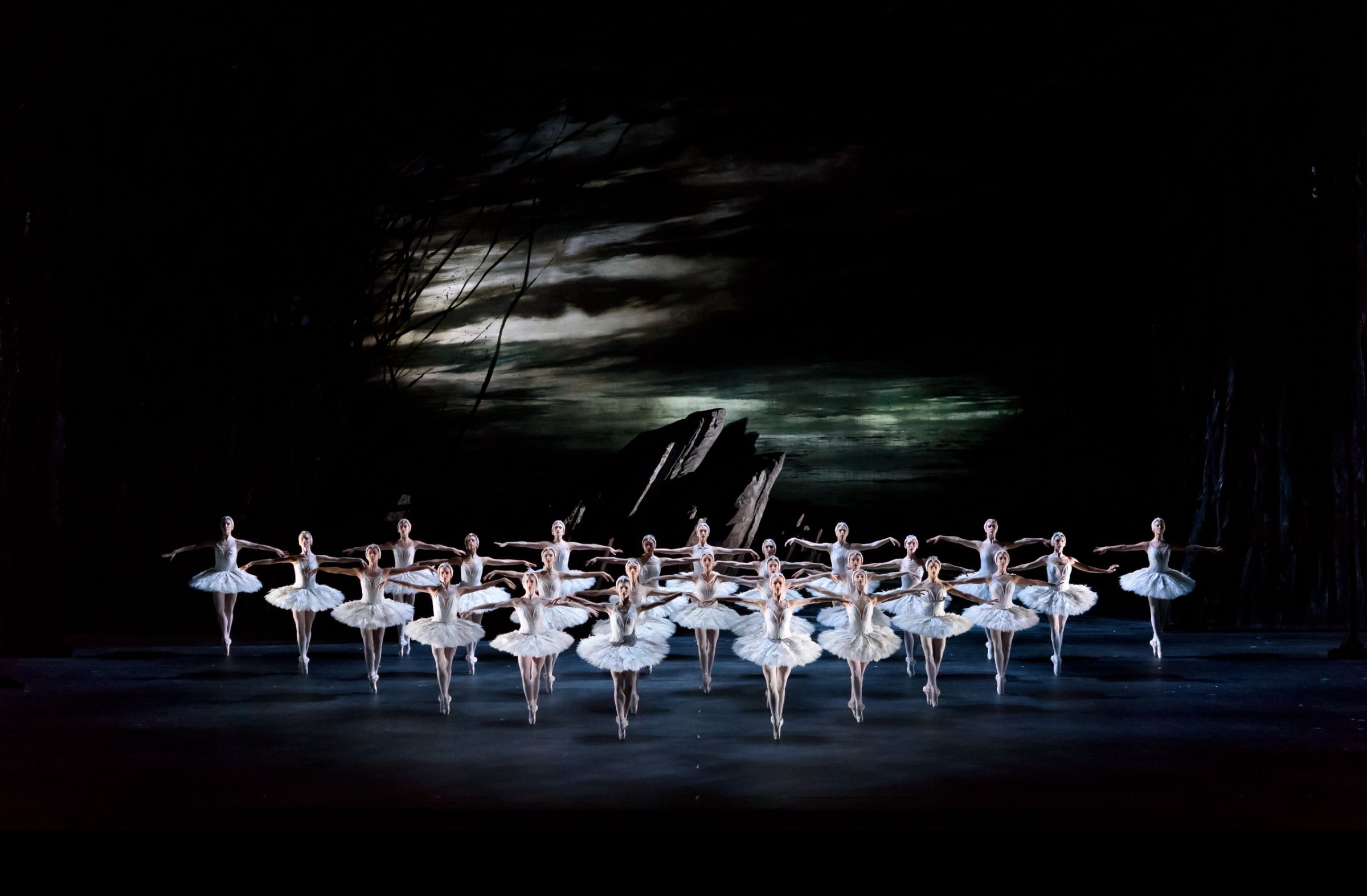 The Royal Ballet in Act 4 of Liam Scarlett's <i>Swan Lake</i> &copy; Bill Cooper