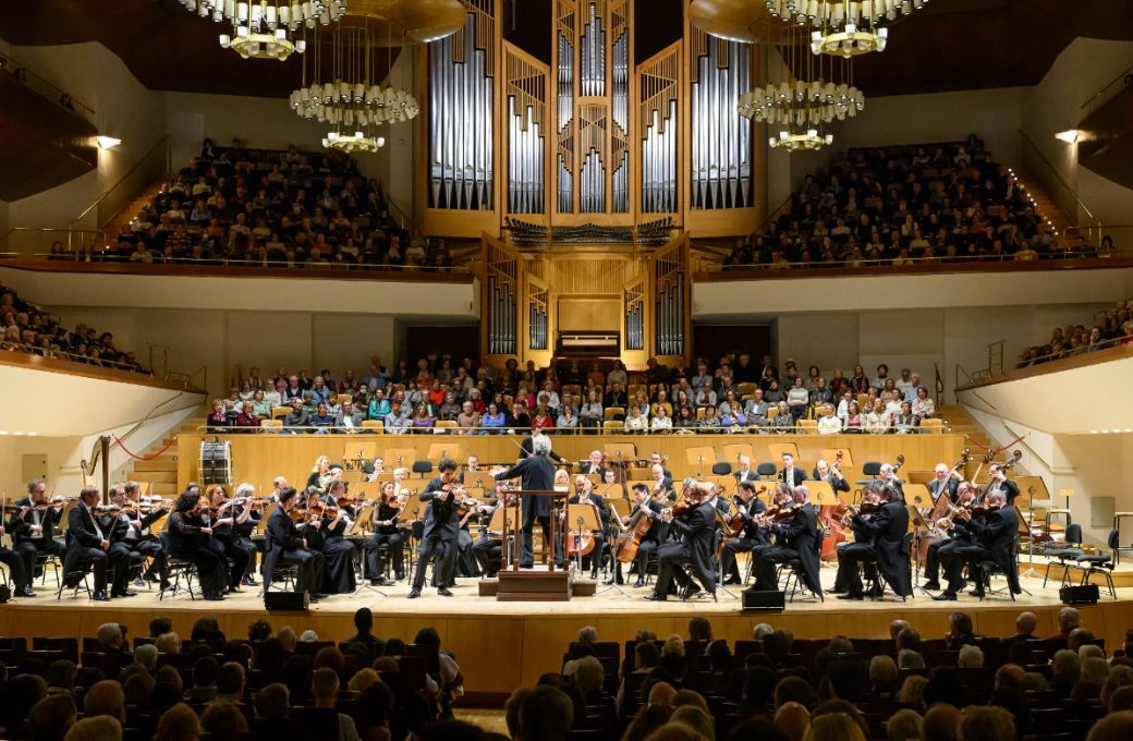 Semyon Bychkov, Agustin Hadelich y la Filarm&oacute;nica Checa &copy; Petra Hajsk&aacute; | Iberm&uacute;sica