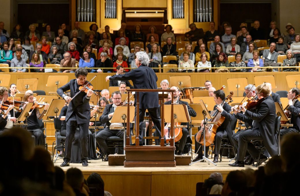 Agustin Hadelich, Semyon Bychkov y la Filarm&oacute;nica Checa &copy; Petra Hajsk&aacute; | Iberm&uacute;sica