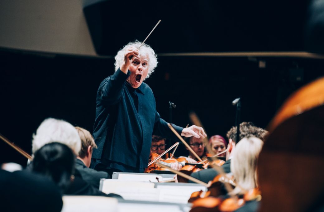 Simon Rattle dirige le London Symphony Orchestra à la Philharmonie © Antoine Benoit-Godet/Cheeese