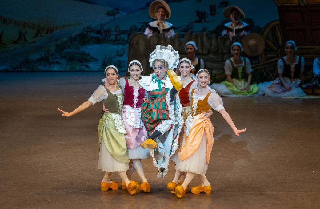 Giovanni Rotolo as Widow Simone with Czech National Ballet in <i>La Fille mal gard&eacute;e</i> &copy; Khalid Al-Busaidi