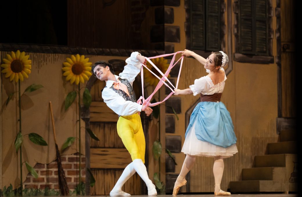 Paul Irmatov as Colas and Ayaka Fujii as Lise in Ashton's <i>La Fille mal gard&eacute;e</i> &copy; Khalid Al-Busaidi