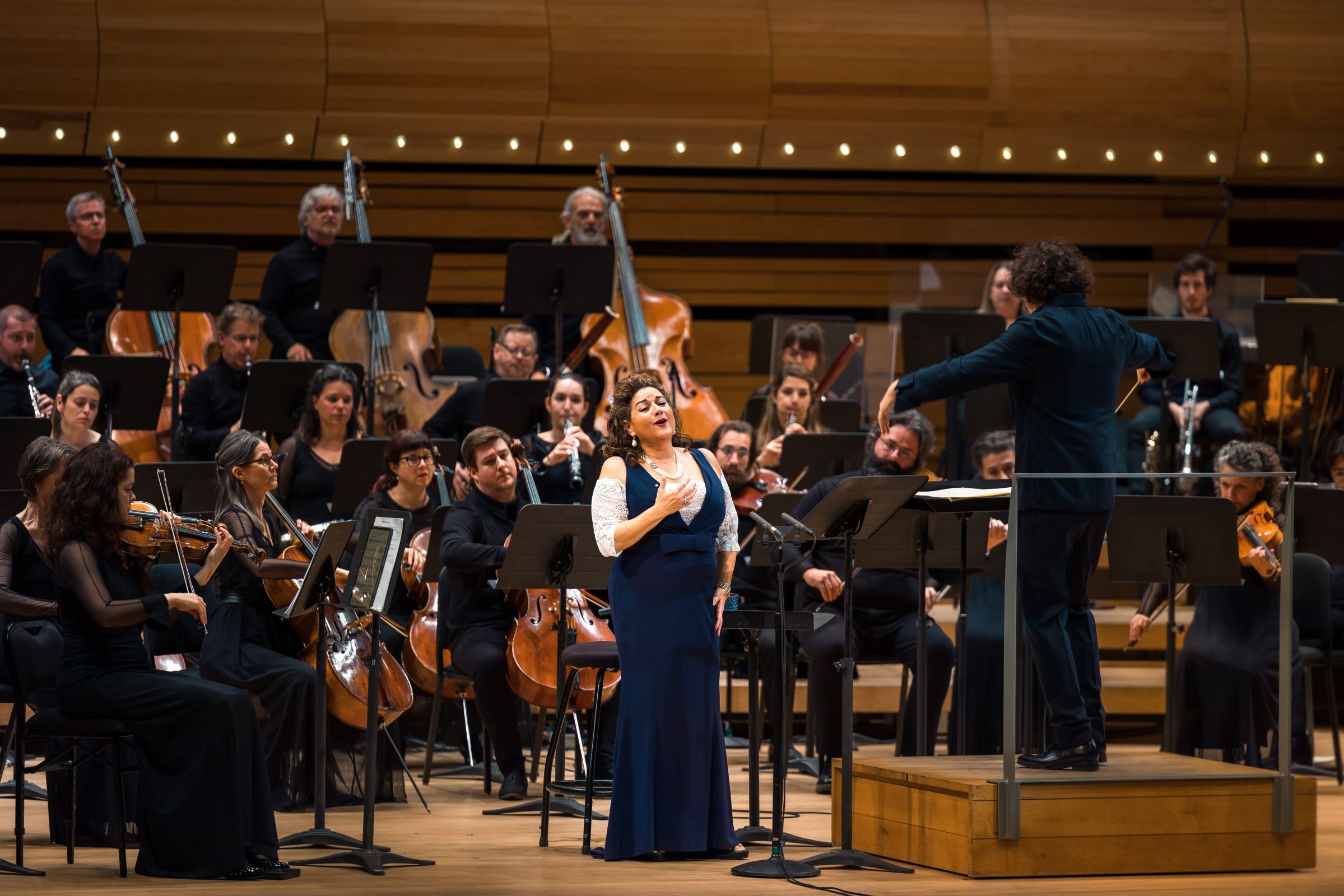 Sharon Azrieli performs with Orchestre Métropolitain de Montreal and Alexandre Bloch &copy; Danylo Bobyk