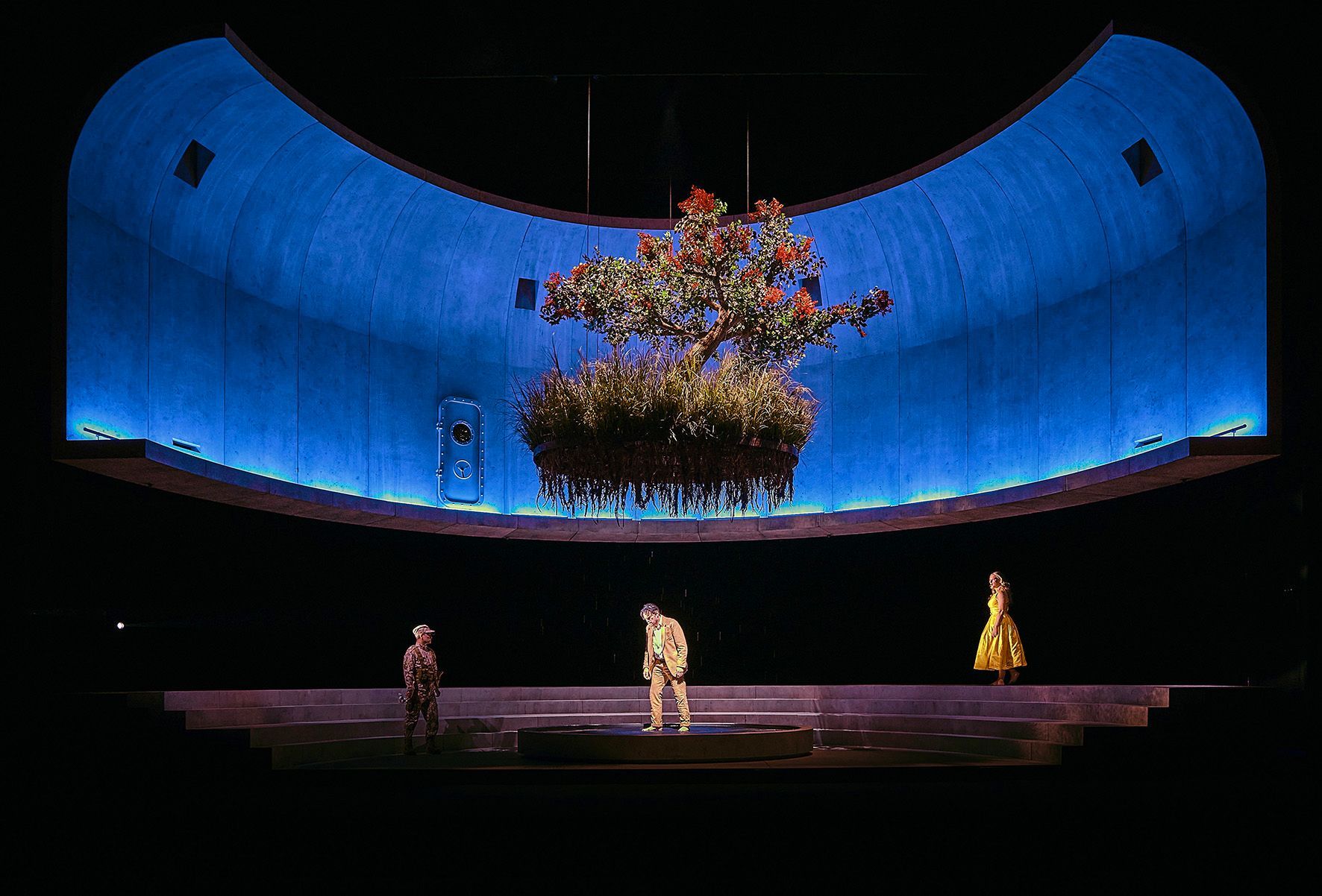 Tómas Tómasson (Jochanaan) and Sinéad Campbell-Wallace (Salome) &copy; Patricio Cassinoni