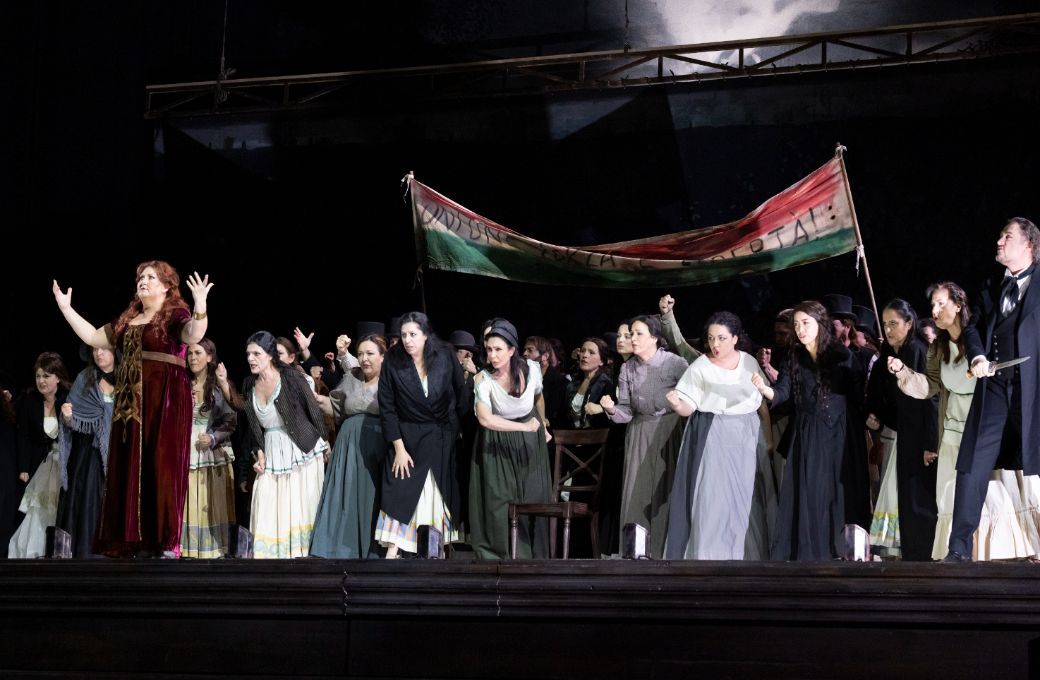 Anna Pirozzi (Norma) and chorus &copy; Luciano Romano
