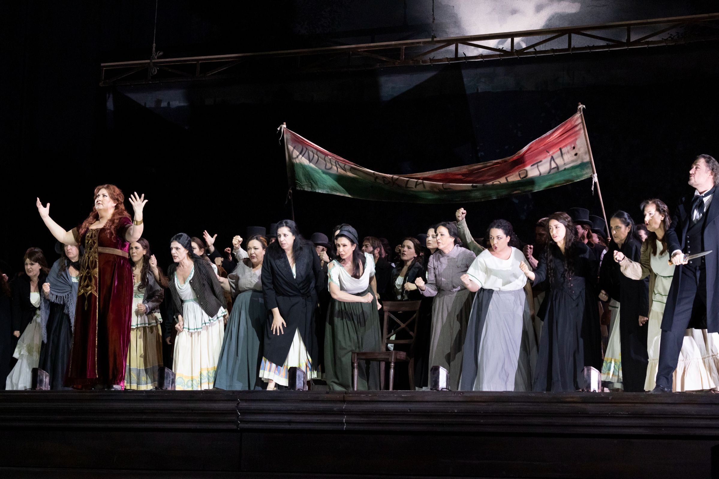 Anna Pirozzi (Norma) and chorus &copy; Luciano Romano