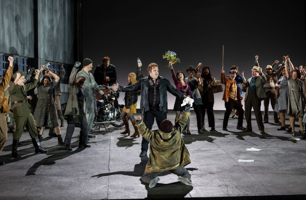 John Findon (Števa Buryja) and ENO Chorus © ENO | Ellie Kurtz