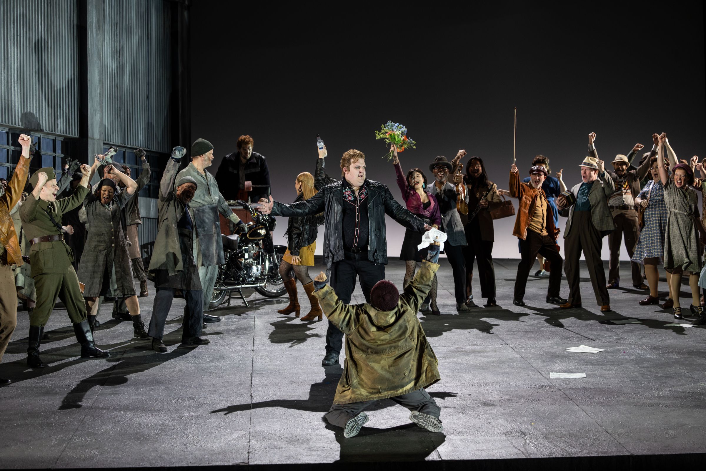 John Findon (Števa Buryja) and ENO Chorus © ENO | Ellie Kurtz