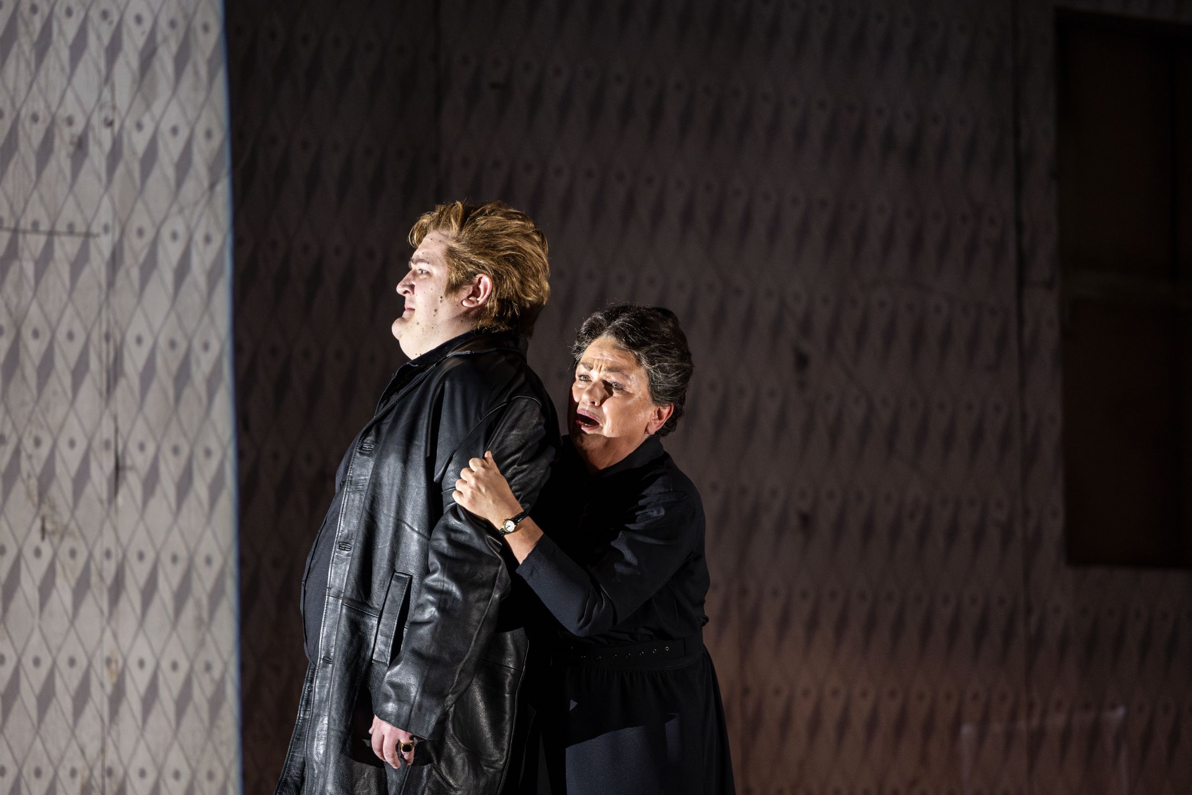 John Findon ( Števa Buryja), Susan Bullock (Kostelnička) © ENO | Ellie Kurtz