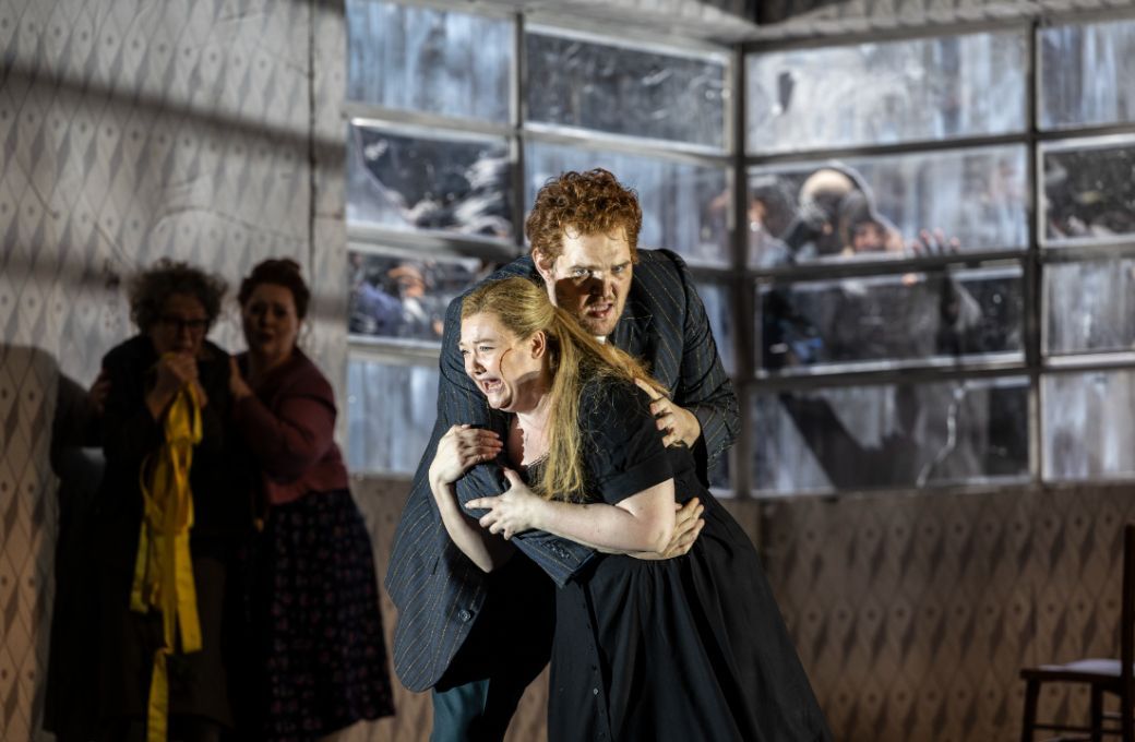Jennifer Davis (Jenůfa), Richard Trey Smagur (Laca Klemeň) © ENO | Ellie Kurtz