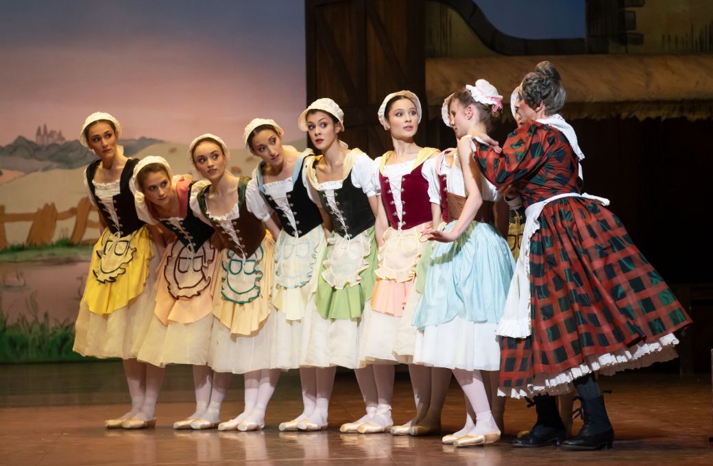 Léonore Baulac as Lise and Simon Valastro as Widow Simone in Ashton's <i>La Fille mal gardée</i> &copy; Benoite Fanton