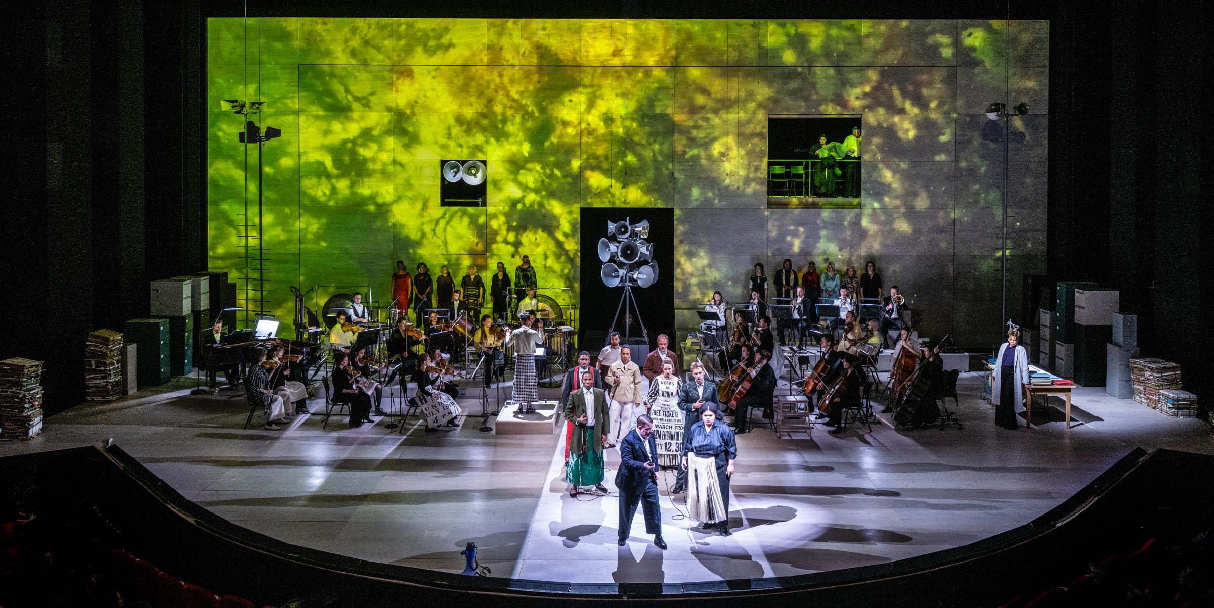 <i>The Shell Trial</i>, vorne: Ella Taylor (The Activist) © Marco Borggreve | De Nationale Opera