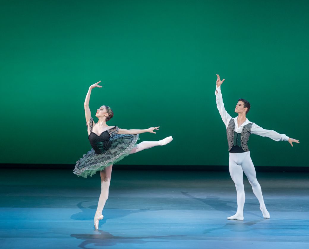Margarita Fernandes and Antonio Casalinho in <i>La Esmeralda</i> pas de deux © Jack Devant