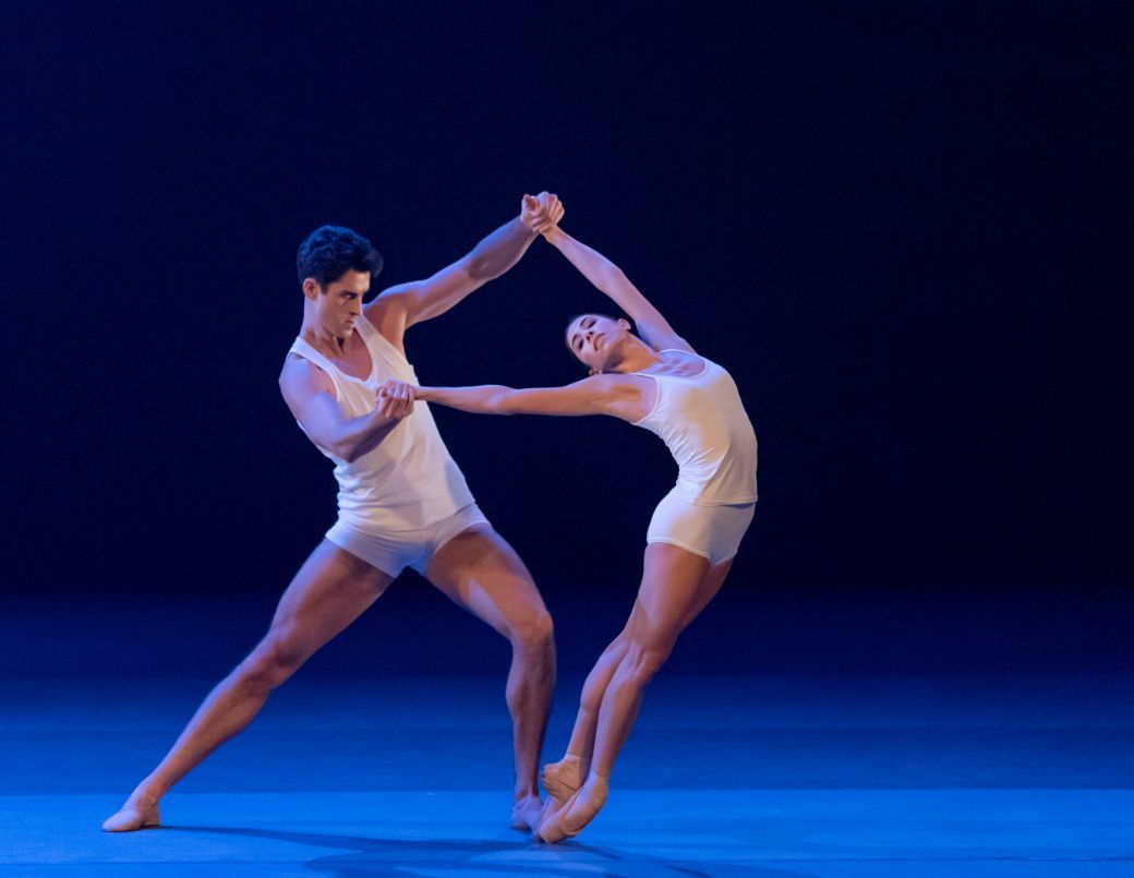 Reece Clarke and Yasmine Naghdi in Wayne McGregor's <i>Qualia</i> © Jack Devant