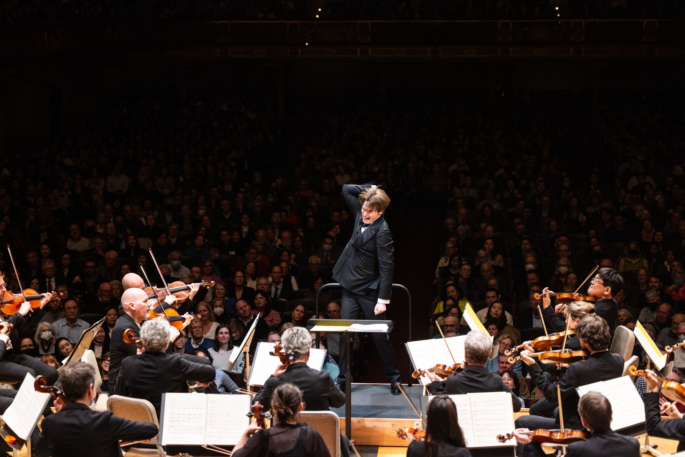Klaus Mäkelä conducts the Orchestre de Paris &copy; Robert Torres | Celebrity Series of Boston