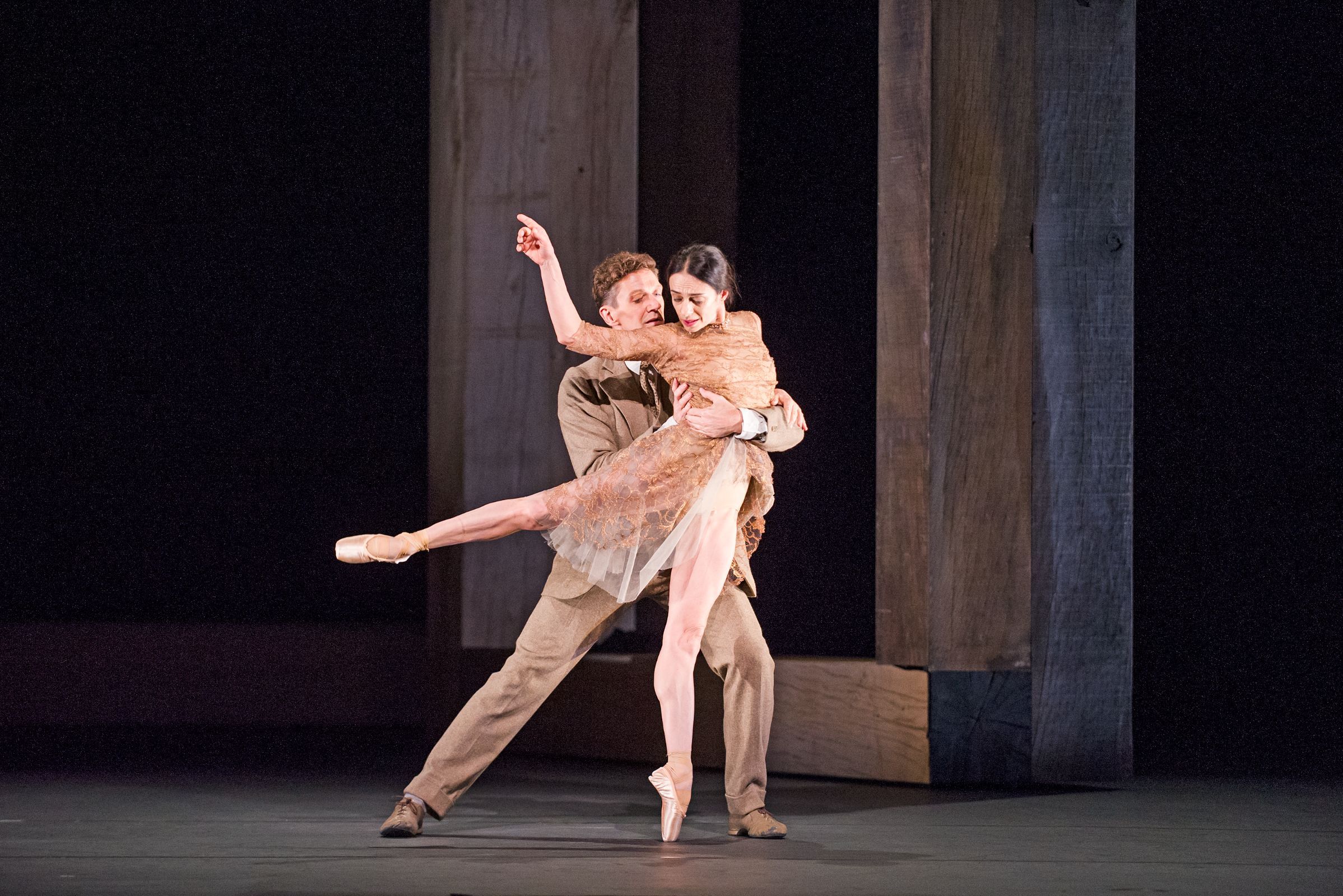 Alessandra Ferri and Gary Avis in Act 1 of Wayne McGregor's <i>Woolf Works</i> © Tristram Kenton