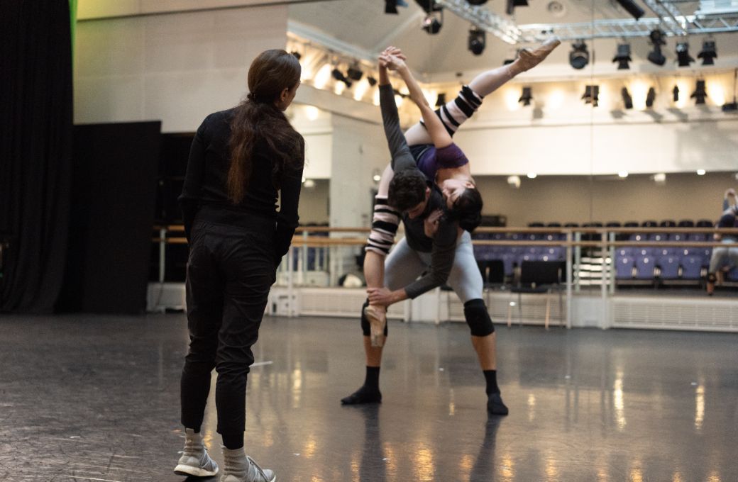 Alessandra Ferri rehearsing Natalia Osipova and Reece Clarke in MacMillan's <i>Different Drummer</i> © Royal Opera House