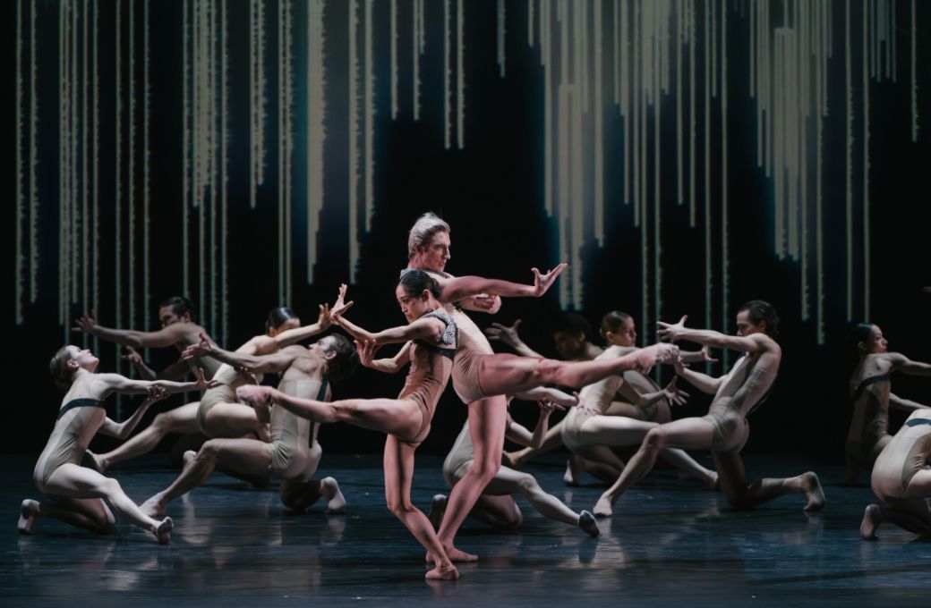 Koto Ishihara and Ben Rudisin with Artists of National Ballet of Canada in <i>UtopiVerse</i> © Karolina Kuras
