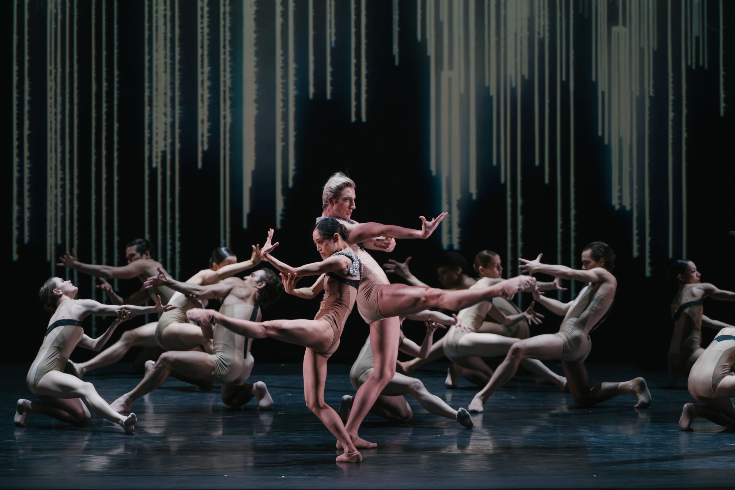 Koto Ishihara and Ben Rudisin with Artists of National Ballet of Canada in <i>UtopiVerse</i> © Karolina Kuras